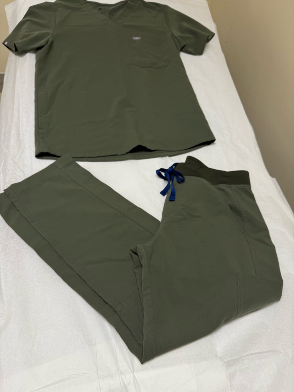 Figs Olive Green men’s small set